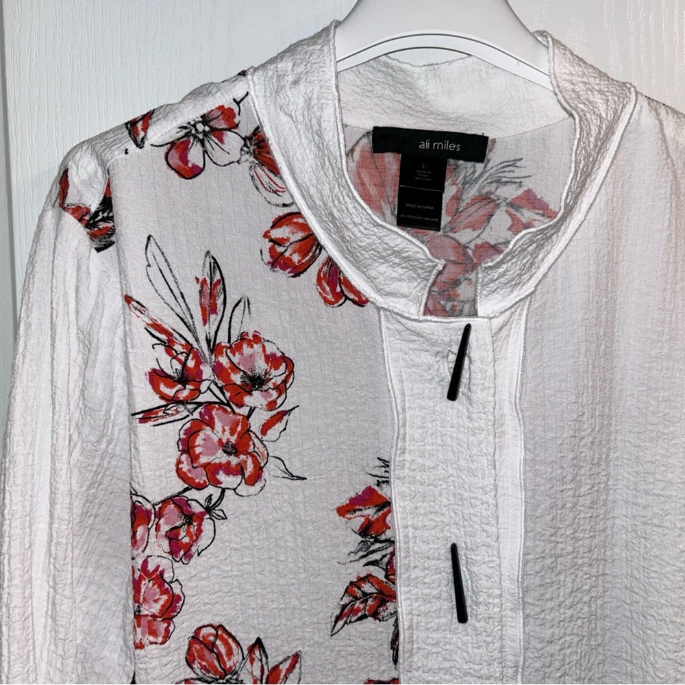 Ali Miles crinkle fabric Mandarin Collar White Floral Artsy Blouse button Accent